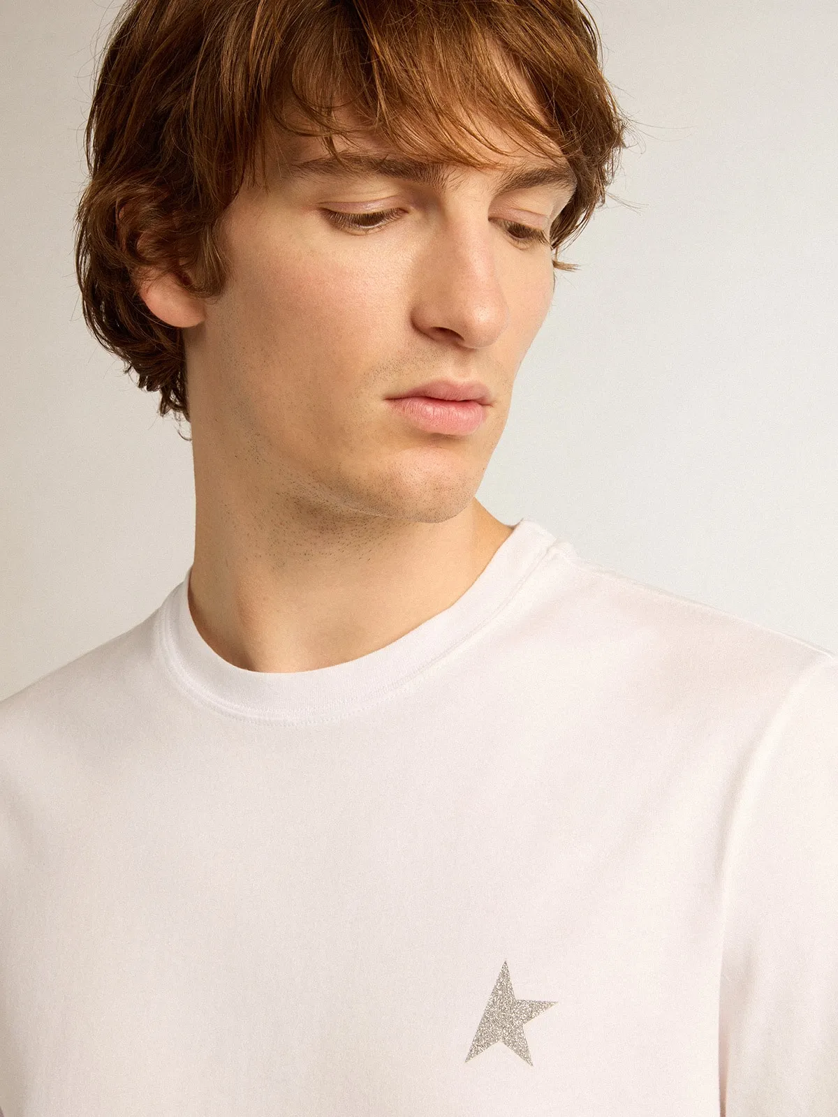 Camiseta blanca con estrella de purpurina plateada para hombre