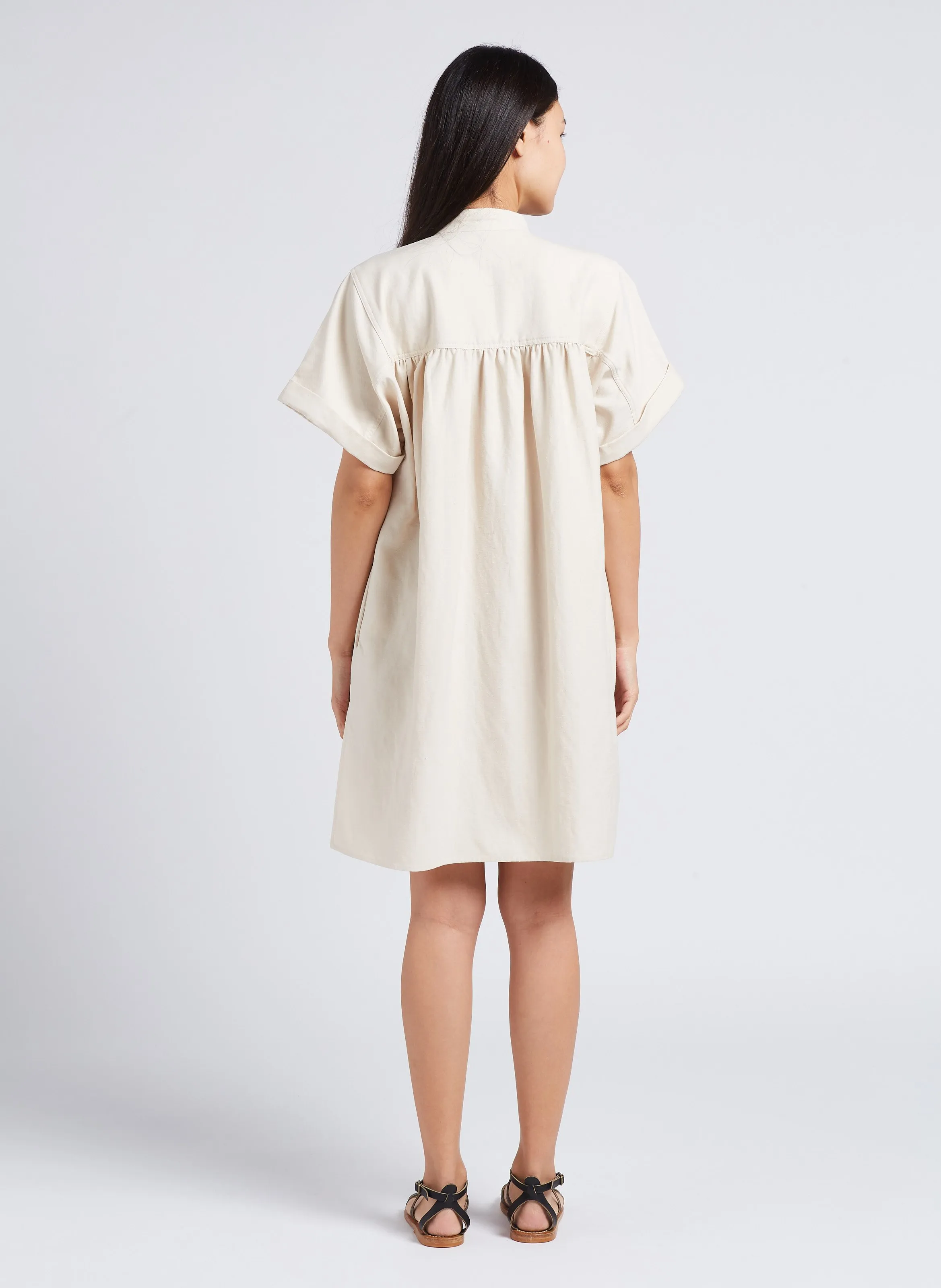 POMME - Vestido corto con cuello tunecino en beige